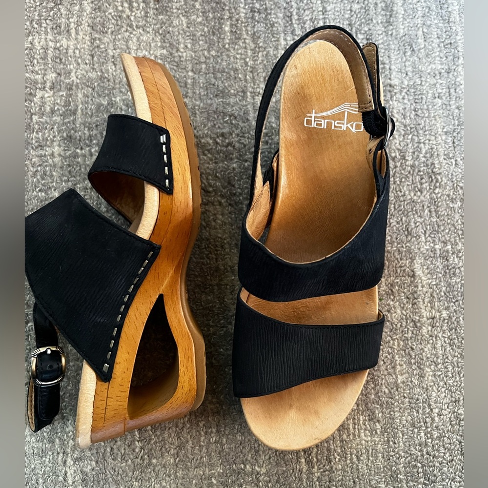 Dansko Tamia Black Nubuck Leather Adjustable Sandal With Cutout Wood Heel Sz 36